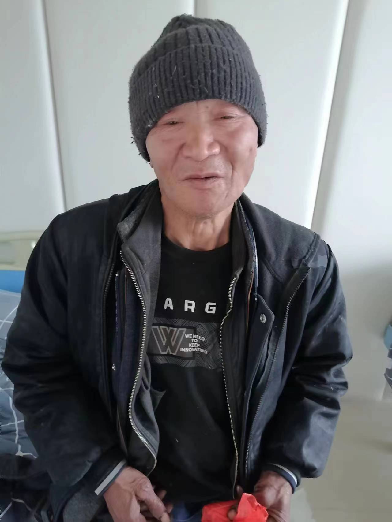 走失者照片 宿州寻亲：五旬男子被救助，穿黑色格...