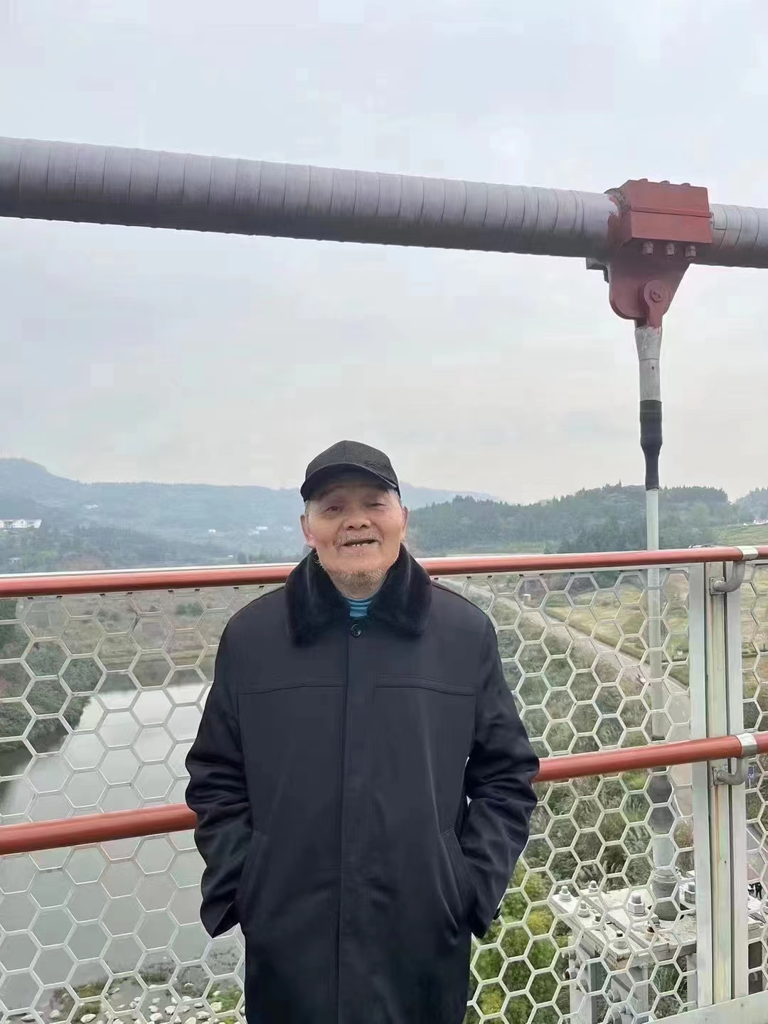走失者照片 南充急寻：七旬老人走失，穿带毛领黑...