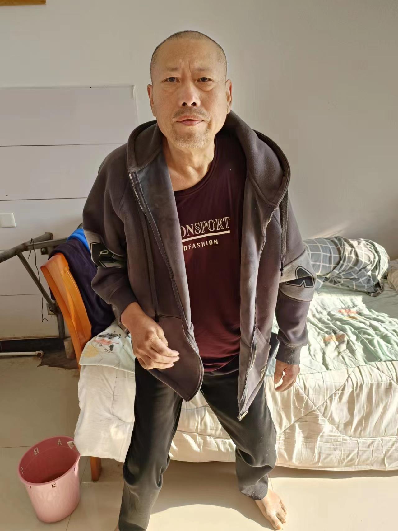 走失者照片 松原寻亲：五旬男子被救助，穿灰色运...