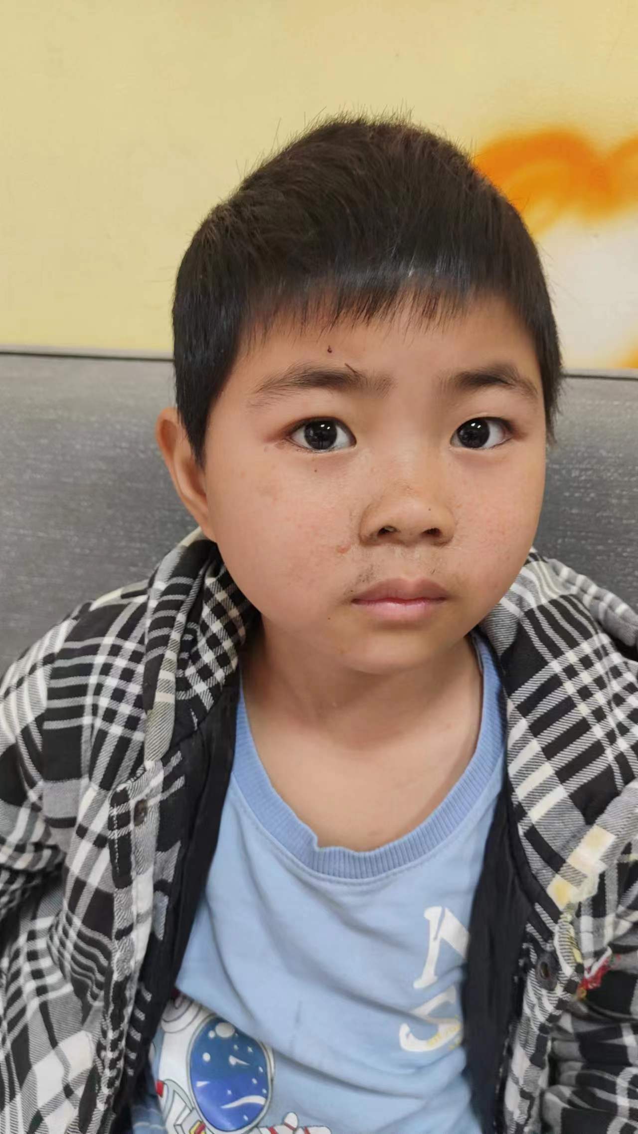 走失者照片 永州寻亲：7岁女孩被救助，穿黑色格...
