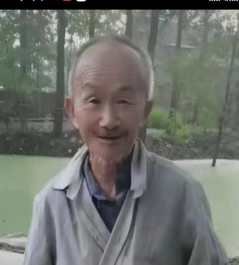 走失者照片 商丘寻人：八旬老人失联，穿灰色睡衣...