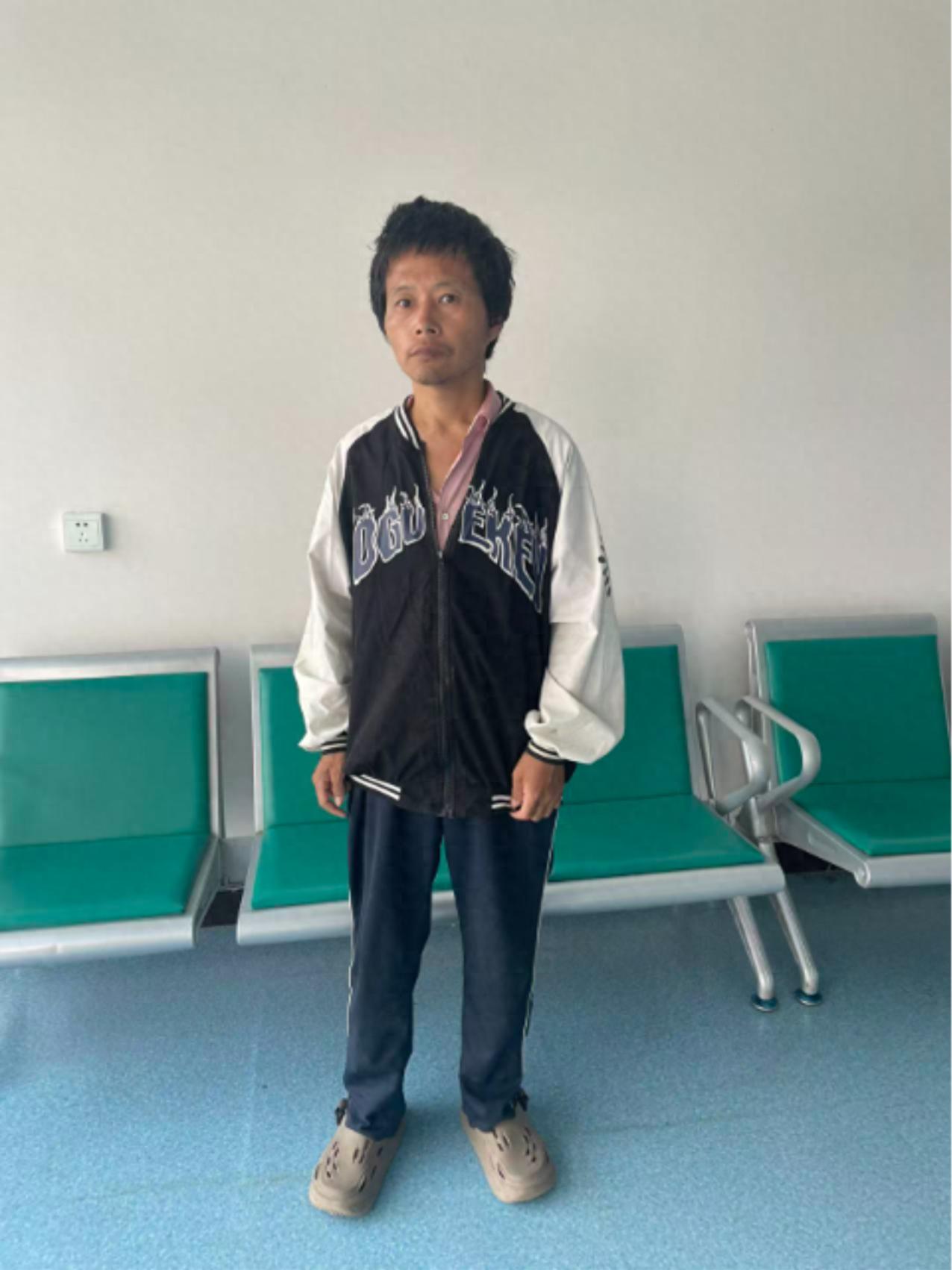 走失者照片 周口市寻亲：青年男子被救助，穿黑白...
