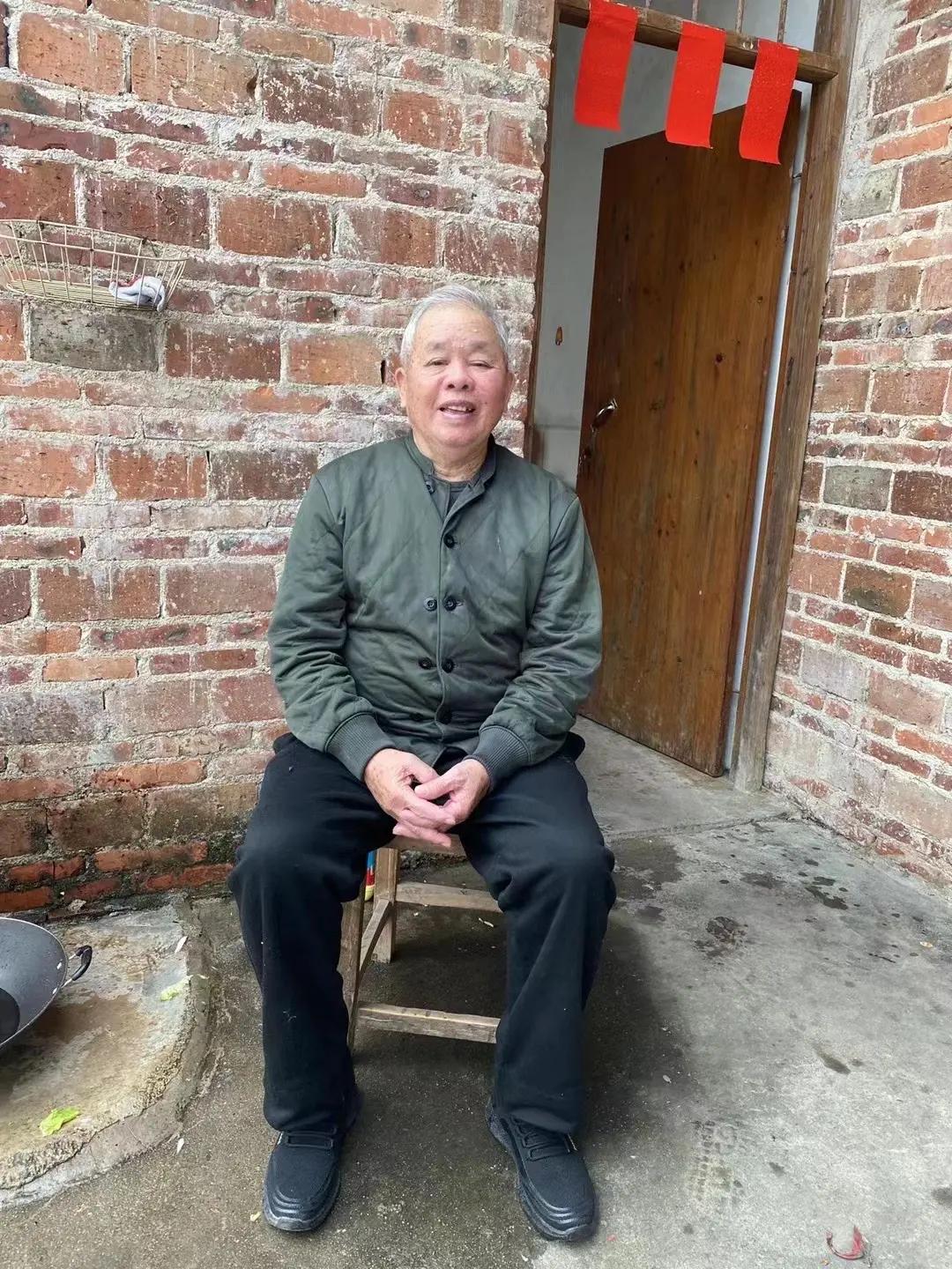 走失者照片 北海急寻：八旬老人走失，穿灰色外套...