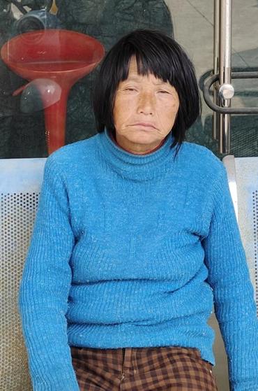 走失者照片 龙岩寻亲：六旬老太被救助，穿蓝色毛...