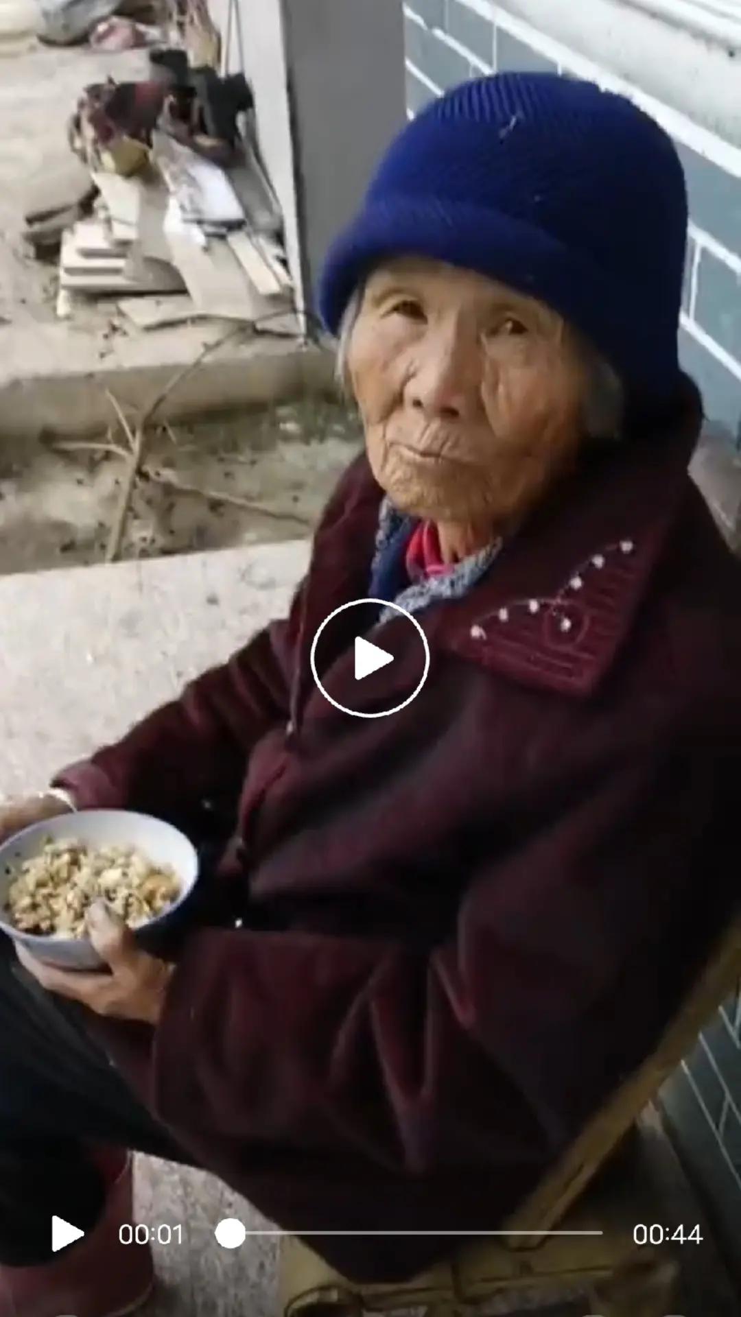走失者照片 吉安急寻：八旬老太走失，穿红色呢子...