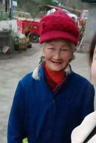 走失者照片 重庆寻亲：九旬老太走失，穿蓝色衣服...