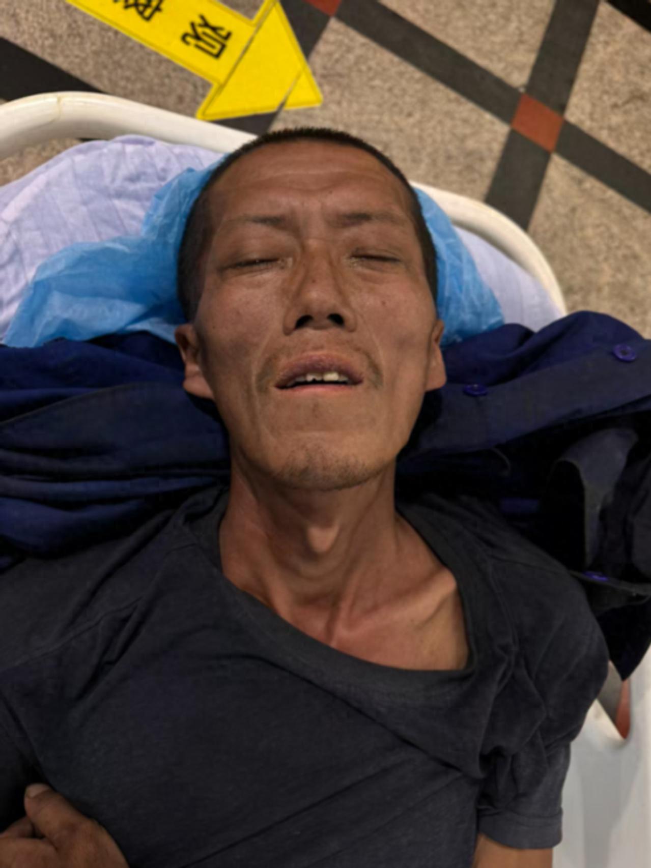 走失者照片 襄阳市寻亲：五旬男子被救助，穿深蓝...
