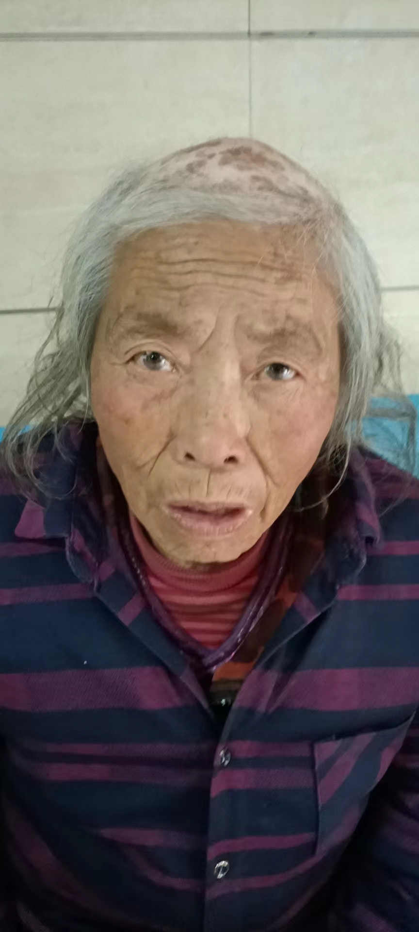 走失者照片 黄冈武穴寻亲：七旬老太被救助，穿蓝...