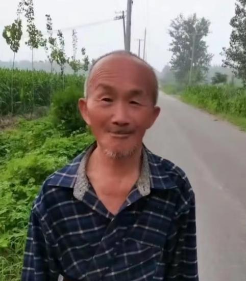 走失者照片 商丘寻人：八旬老人失联，穿灰色睡衣...
