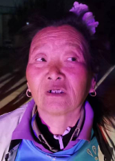 走失者照片 安阳寻亲：五旬女子被救助，佩戴花饰...