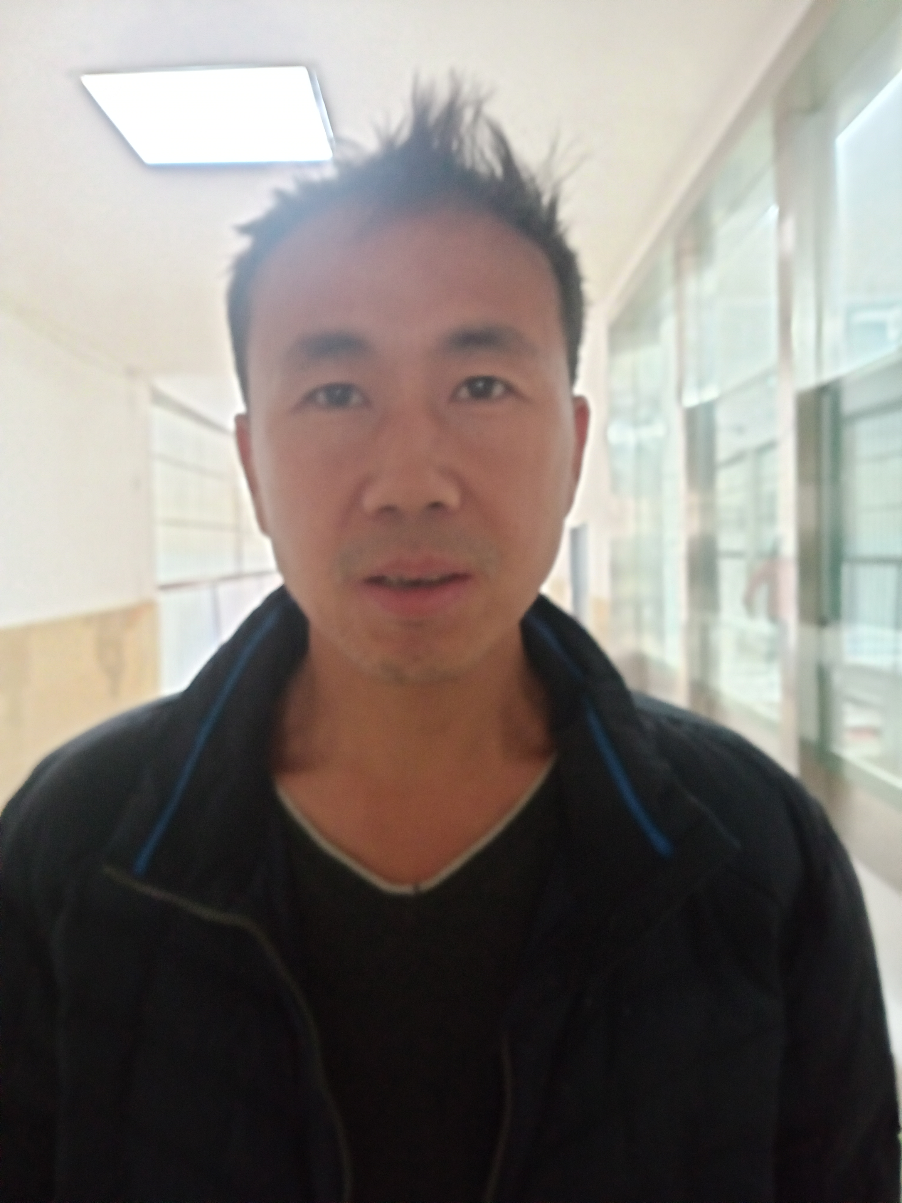 走失者照片 武汉寻亲：中年男子被救助，穿黑色外...