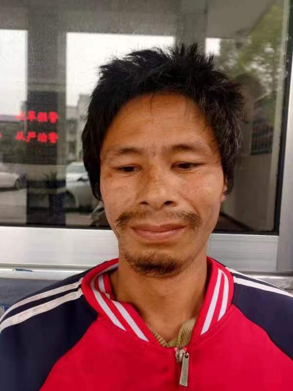 走失者照片 长沙浏阳寻亲：五旬男子被救助，穿红...