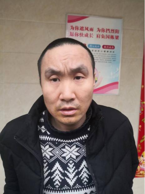 走失者照片 宜宾寻亲：青年男子被救助，穿黑色外...