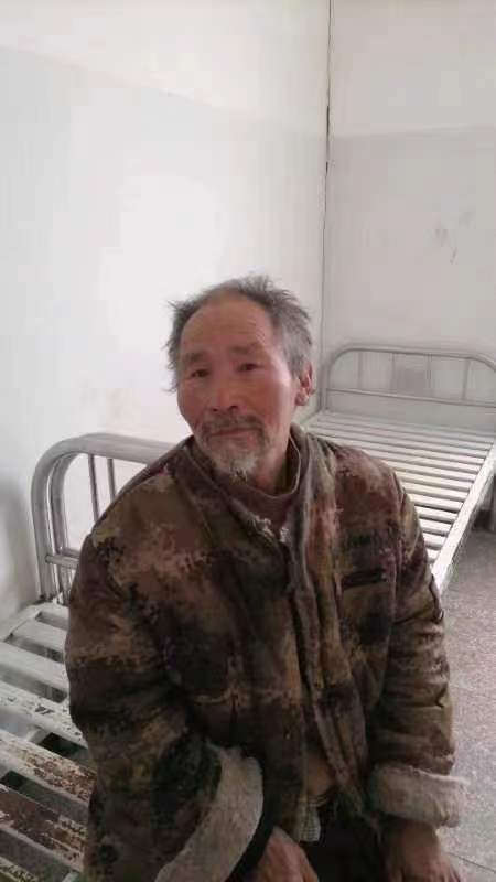 走失者照片 石家庄寻亲：六旬老人被救助，穿迷彩...