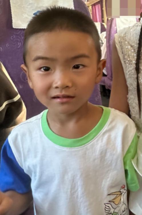 走失者照片 塔城乌苏市寻人：5岁男孩走失，穿白...