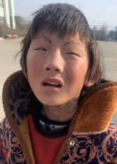 走失者照片 驻马店寻亲：15岁男孩被救助，穿花...