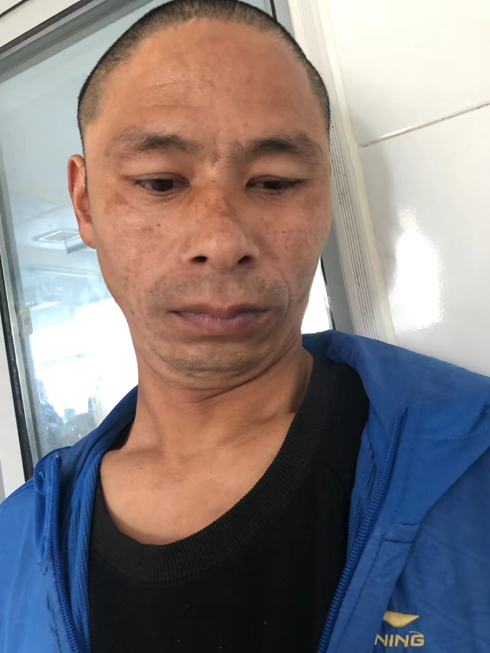 走失者照片 长沙浏阳寻亲:五旬男子被救助,穿红...
