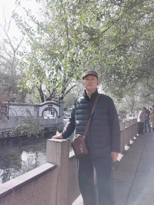 走失者照片 济南急寻：六旬老人失联，戴咖啡色帽...