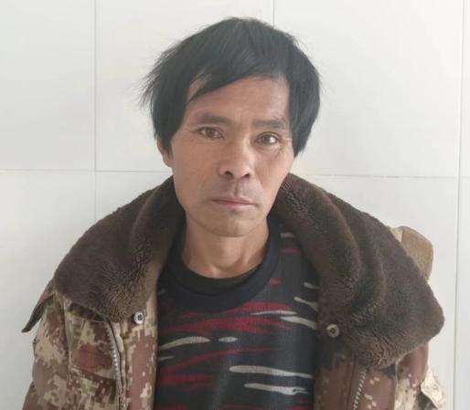 走失者照片 南阳寻亲：五旬男子被救助，穿带毛领...