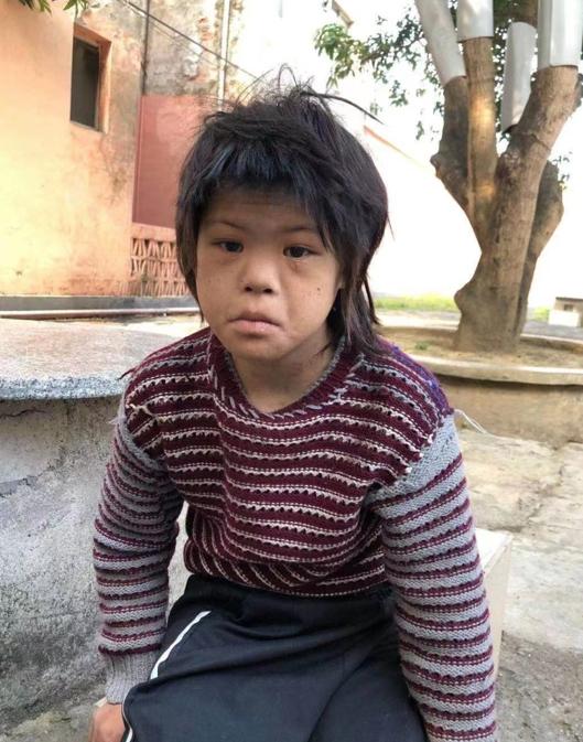 走失者照片 贵港寻亲：12岁女孩被救助，穿红色...