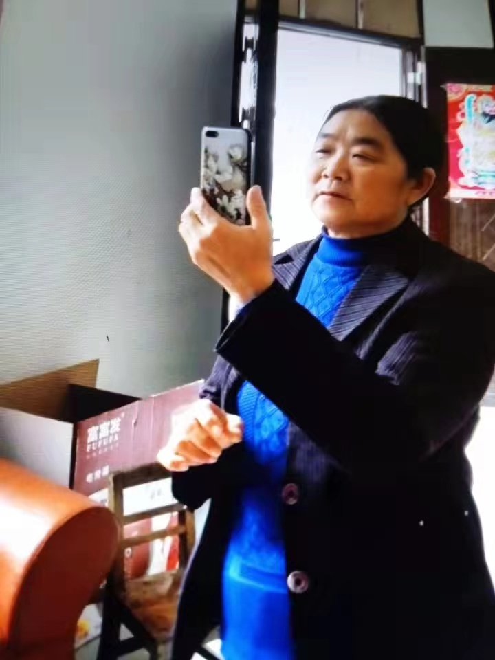 走失者照片 黄冈急寻：六旬老太失联多日，穿黑色...