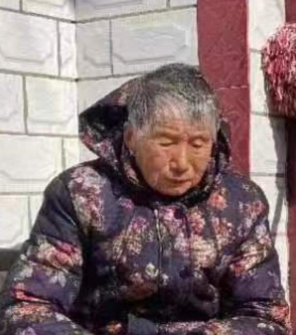 走失者照片 孝感安陆寻人：七旬老太走失，穿酒红...
