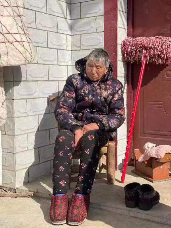 走失者照片 孝感安陆寻人：七旬老太走失，穿酒红...