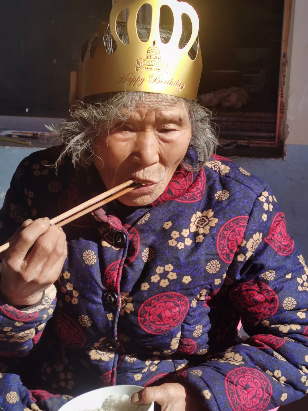 走失者照片 驻马店寻人：八旬老太走失，穿红色上...