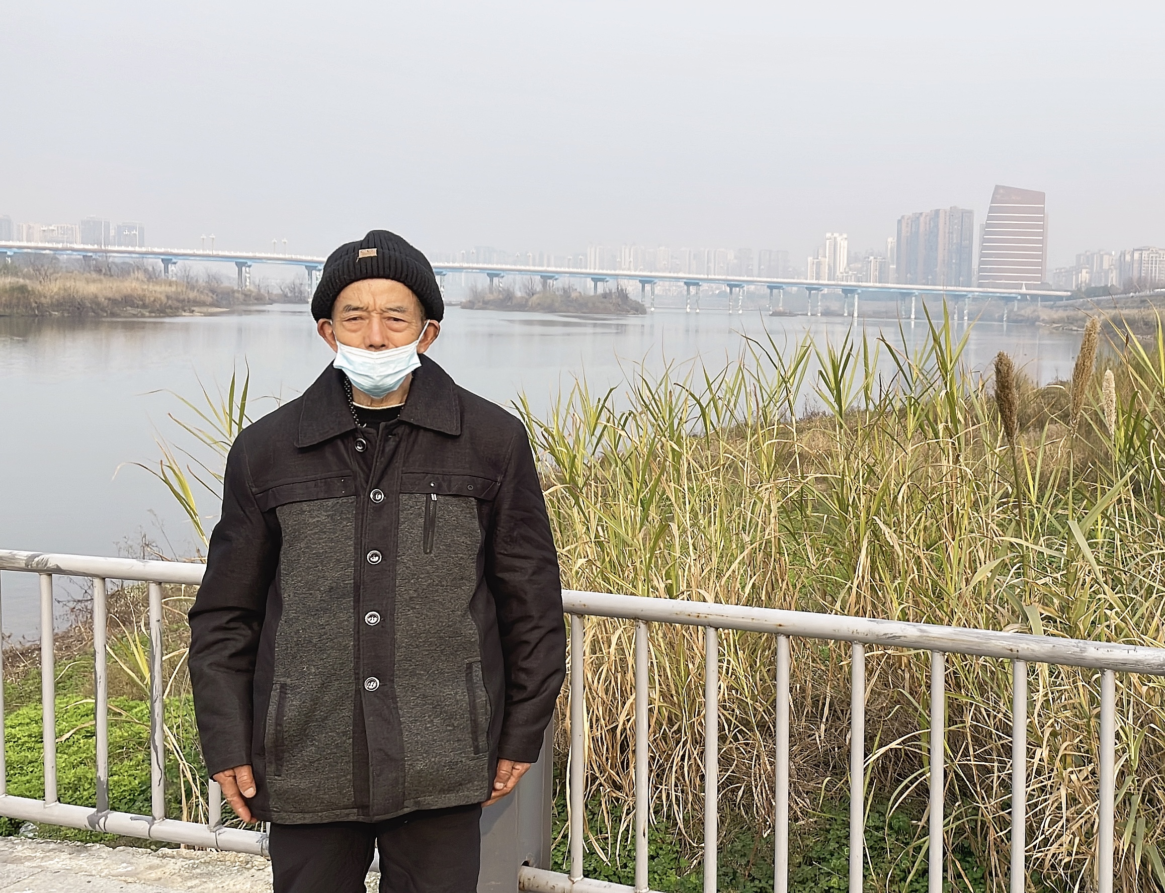 走失者照片 紧急寻人：上海七旬老人走失，穿黑色...