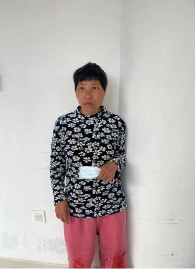 走失者照片 河源寻亲：五旬女子被救助，穿花格子...