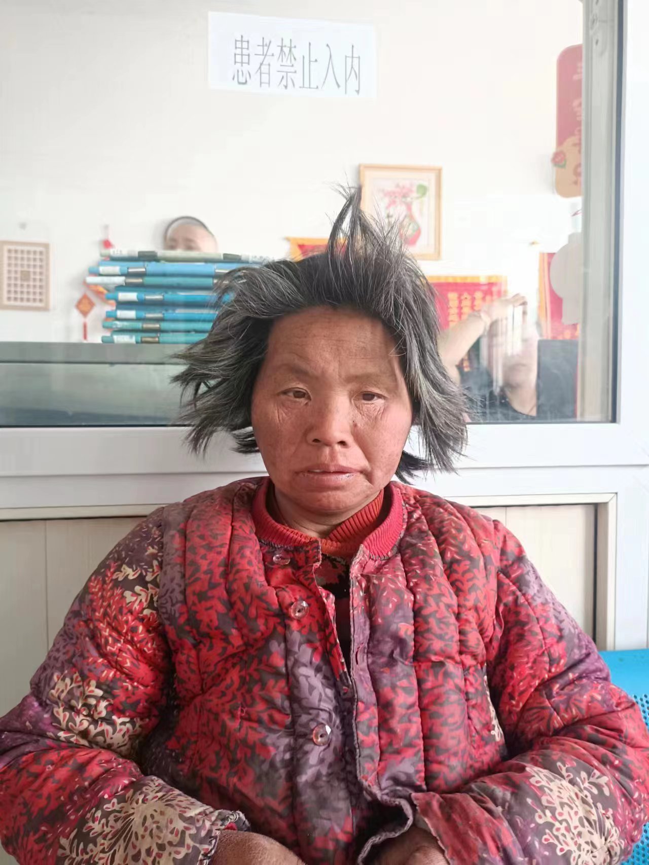 走失者照片 石家庄寻亲：五旬女子被救助，穿红色...