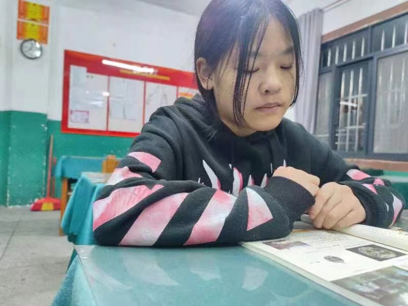 走失者照片 柳州急寻：13岁女孩失联，穿黑色衣...