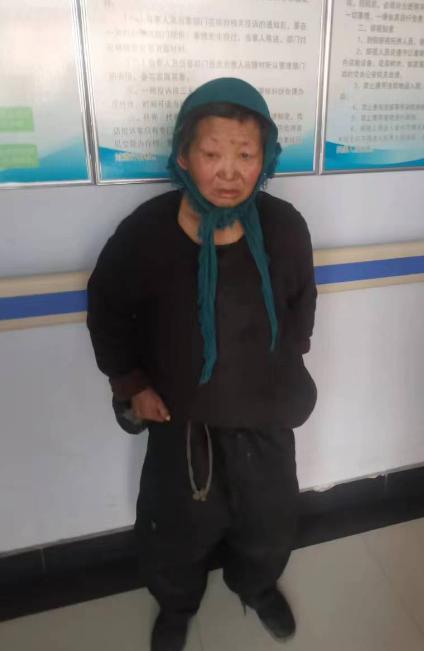走失者照片 张家口寻亲：七旬老太被救助，穿黑棕...