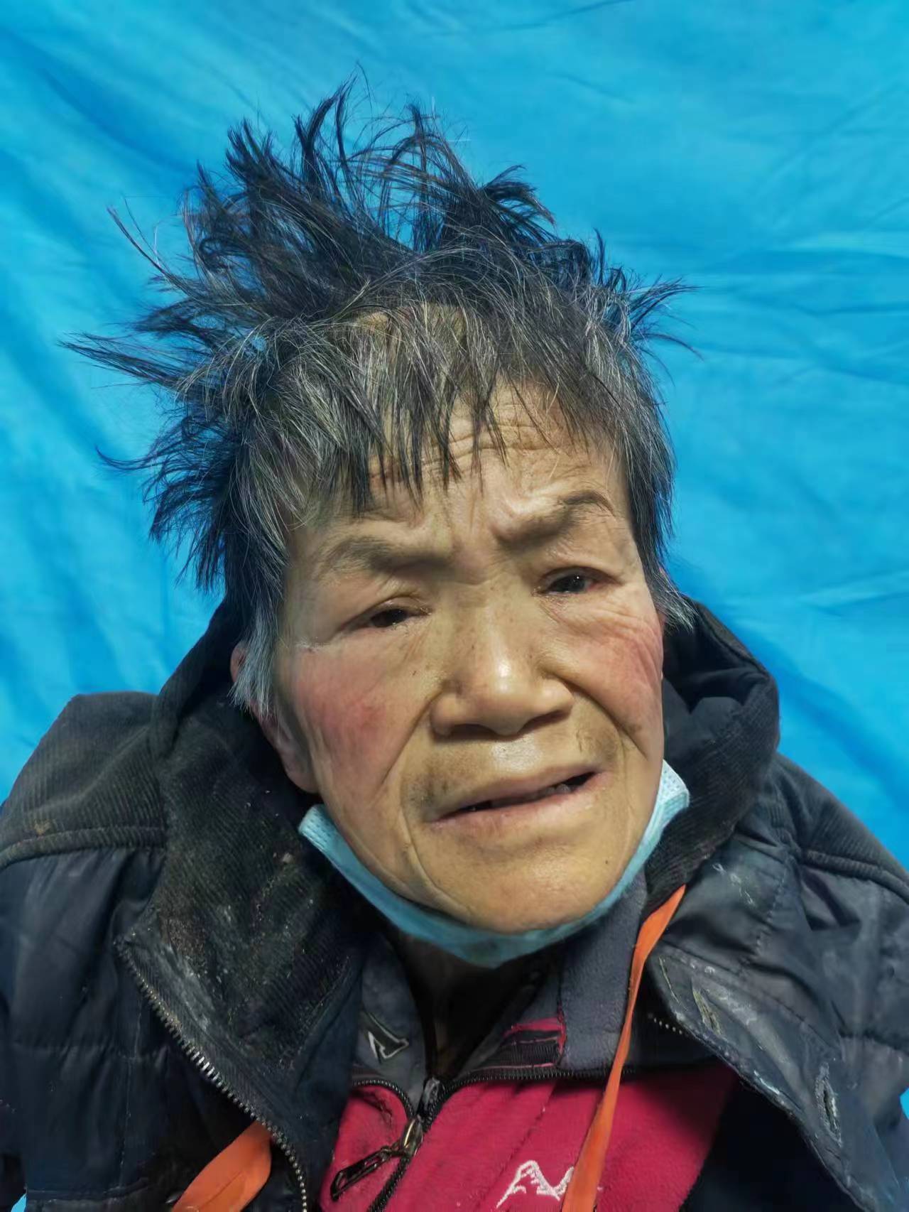 走失者照片 济宁寻亲：七旬老太被救助，高1米5...