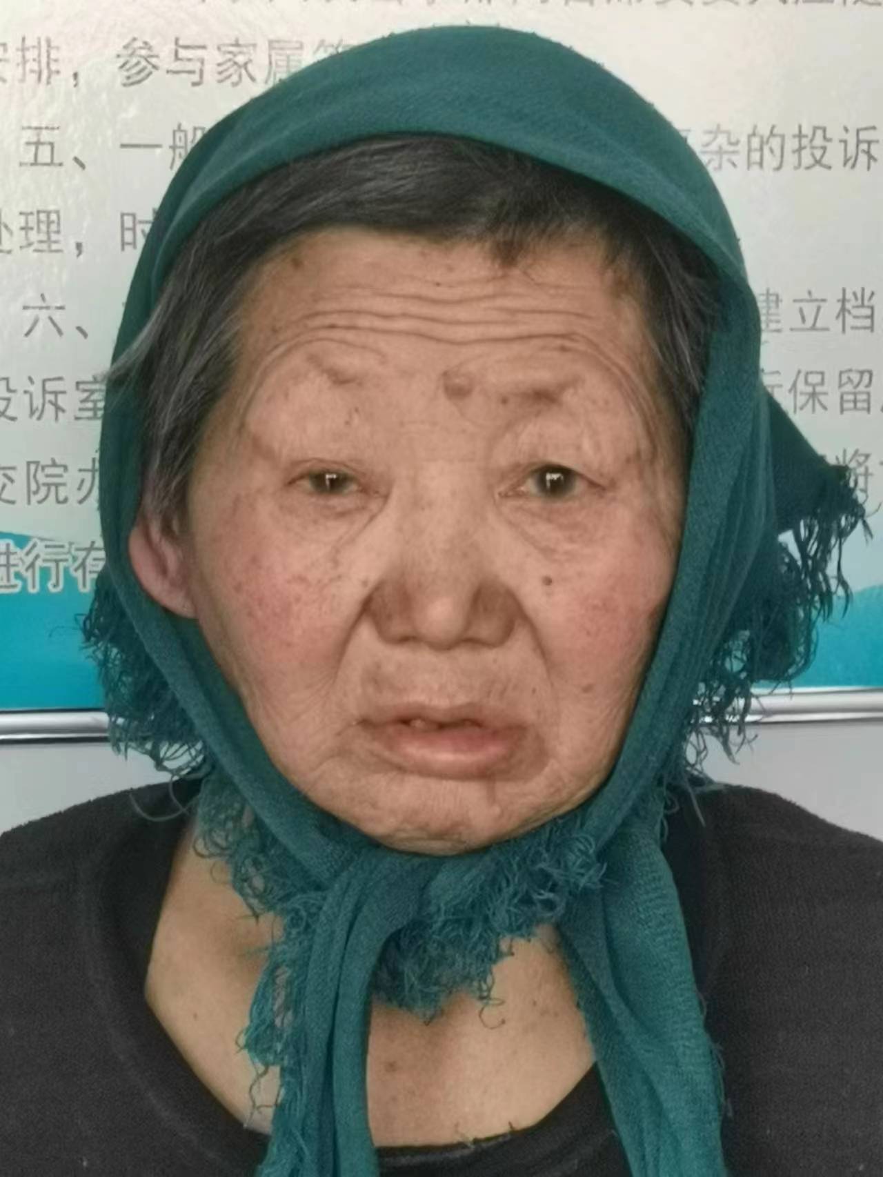 走失者照片 张家口寻亲：七旬老太被救助，穿黑棕...