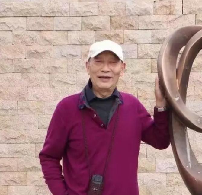 走失者照片 重庆急寻：八旬老人走失，戴格纹鸭舌...