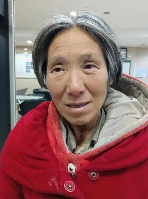 走失者照片 苏州寻亲：六旬老太被救助，穿红色外...