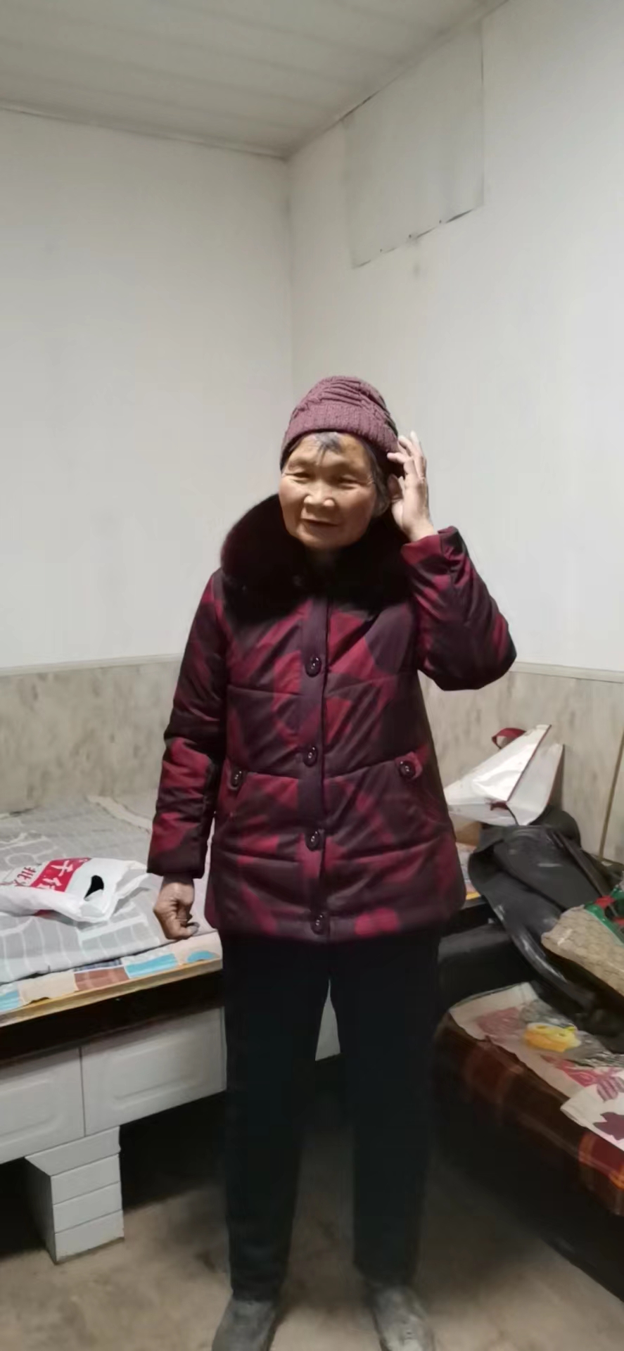 走失者照片 铜川市急寻：七旬老太走失，穿暗红色...