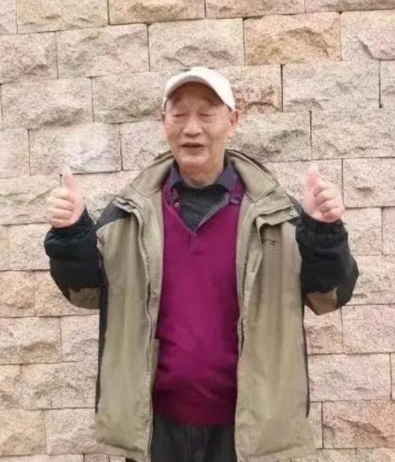 走失者照片 重庆急寻：八旬老人走失，戴格纹鸭舌...