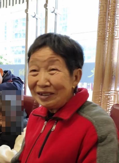 走失者照片 汉中寻人：七旬老太失联，穿红色外套...