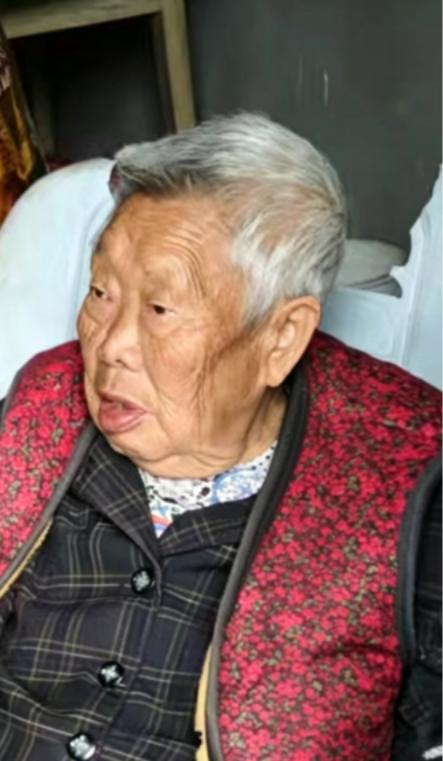 走失者照片 内江市寻人：八旬老太走失，穿白底黑...