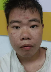 走失者照片 邵阳武冈寻亲：青年男子被救助，穿白...