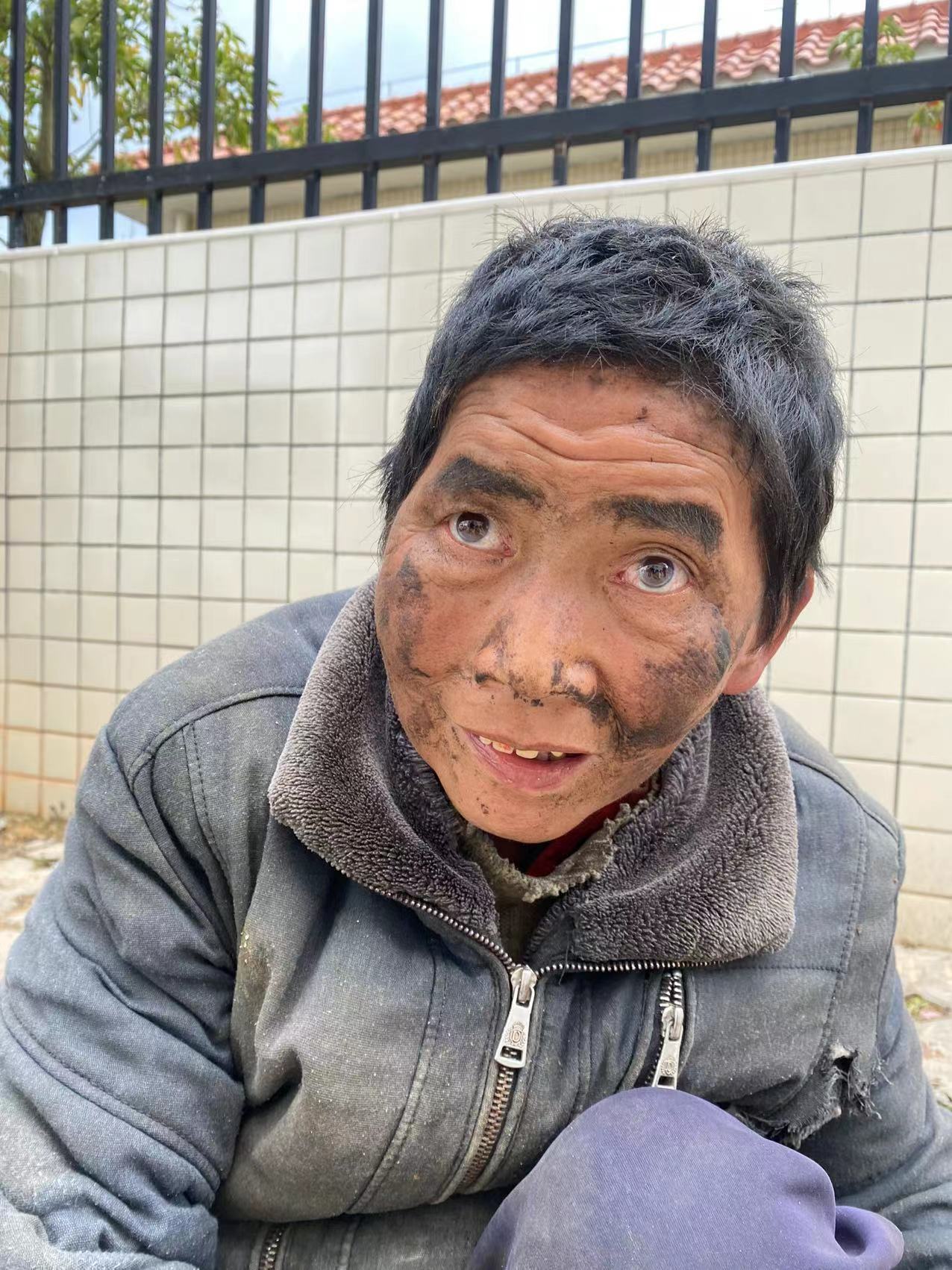 走失者照片 广州寻亲：五旬女子被救助，穿深蓝色...