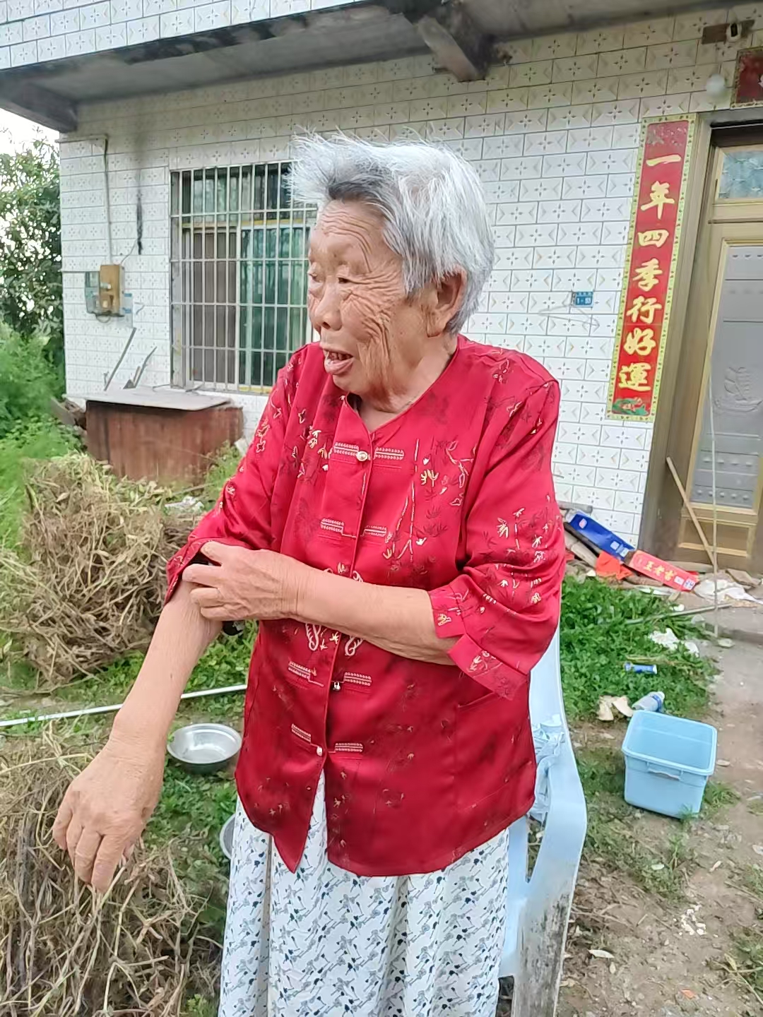 走失者照片 内江市寻人：八旬老太走失，穿白底黑...