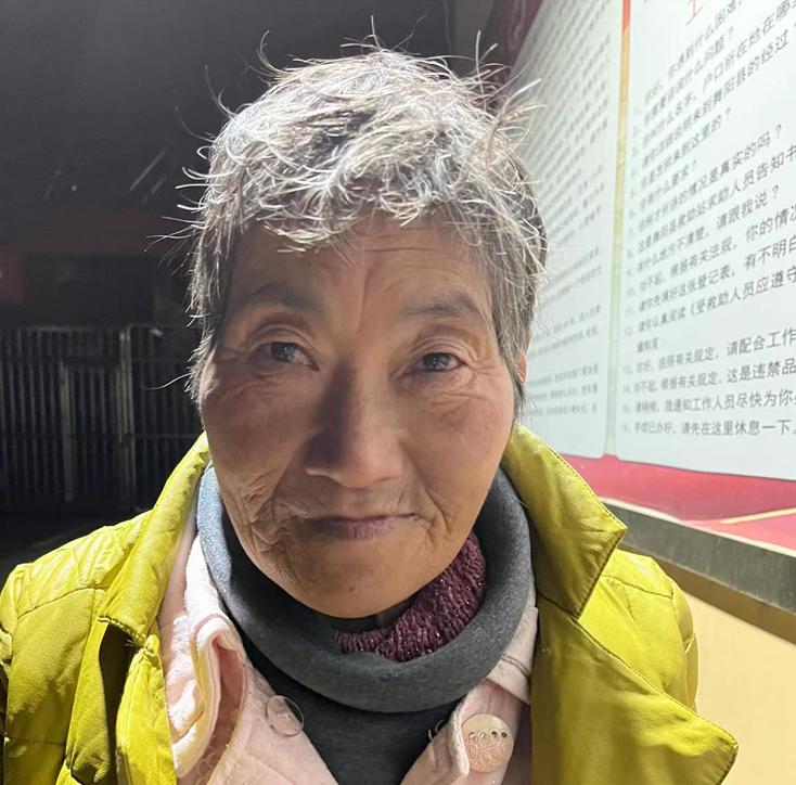 走失者照片 漯河寻亲：六旬老太被救助，穿黄色棉...