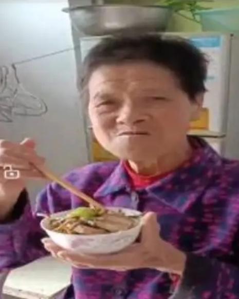 走失者照片 孝感急寻：八旬老太走失，高1米52...