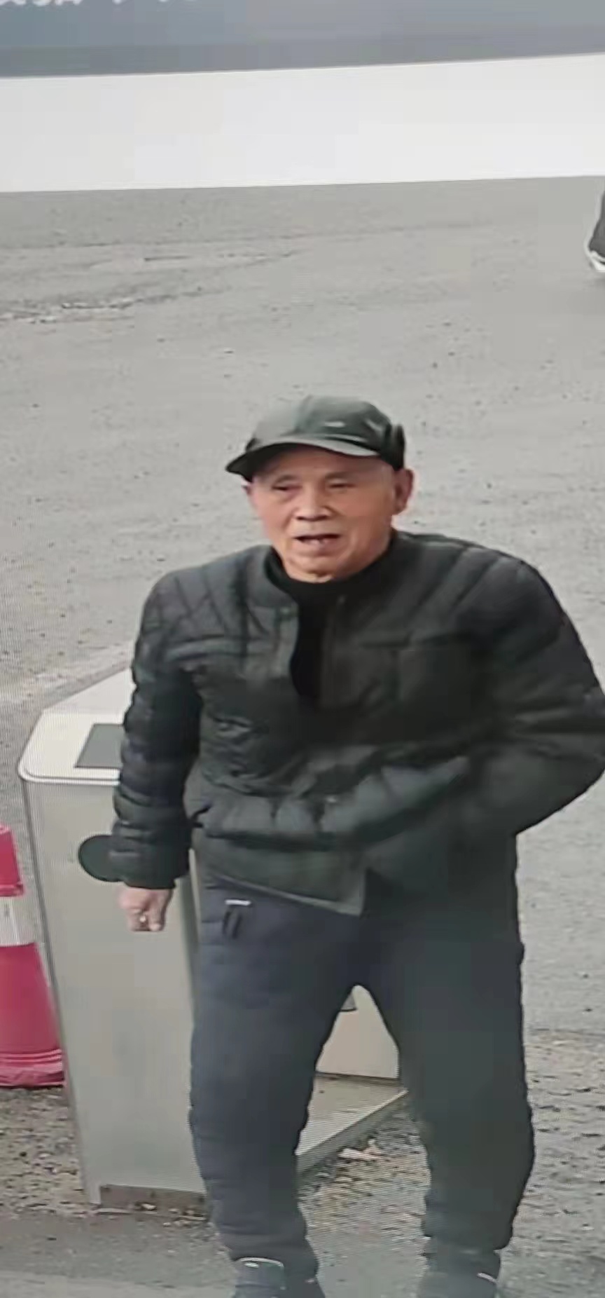 走失者照片 平顶山舞钢急寻：八旬老人走失，穿黑...
