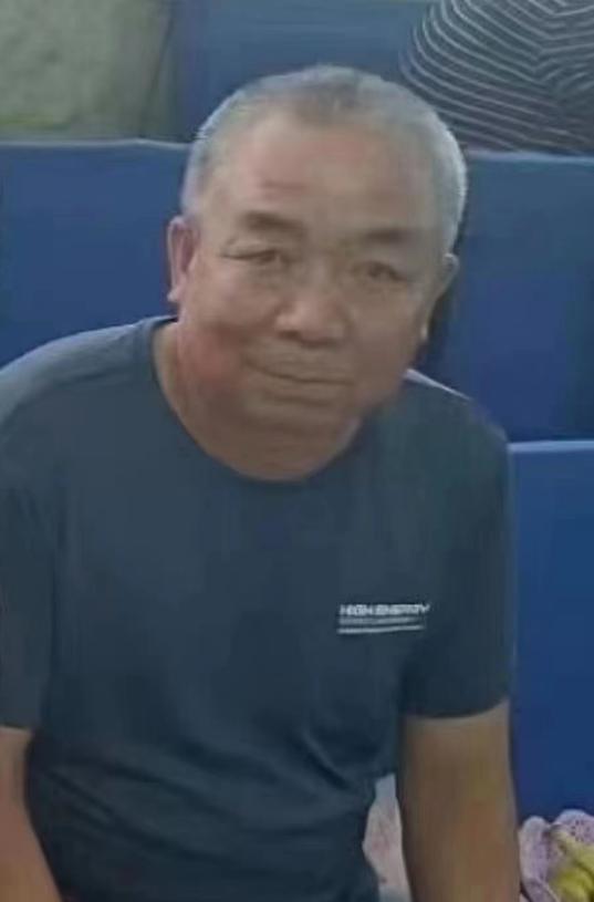 走失者照片 七台河寻人：五旬男子走失，戴黑色针...