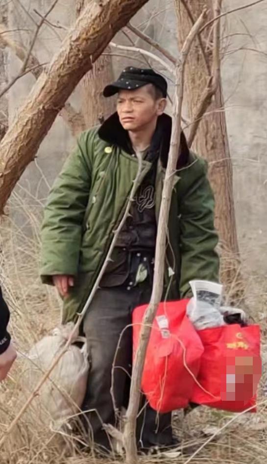 走失者照片 聊城寻亲：中年男子被救助，穿军绿色...