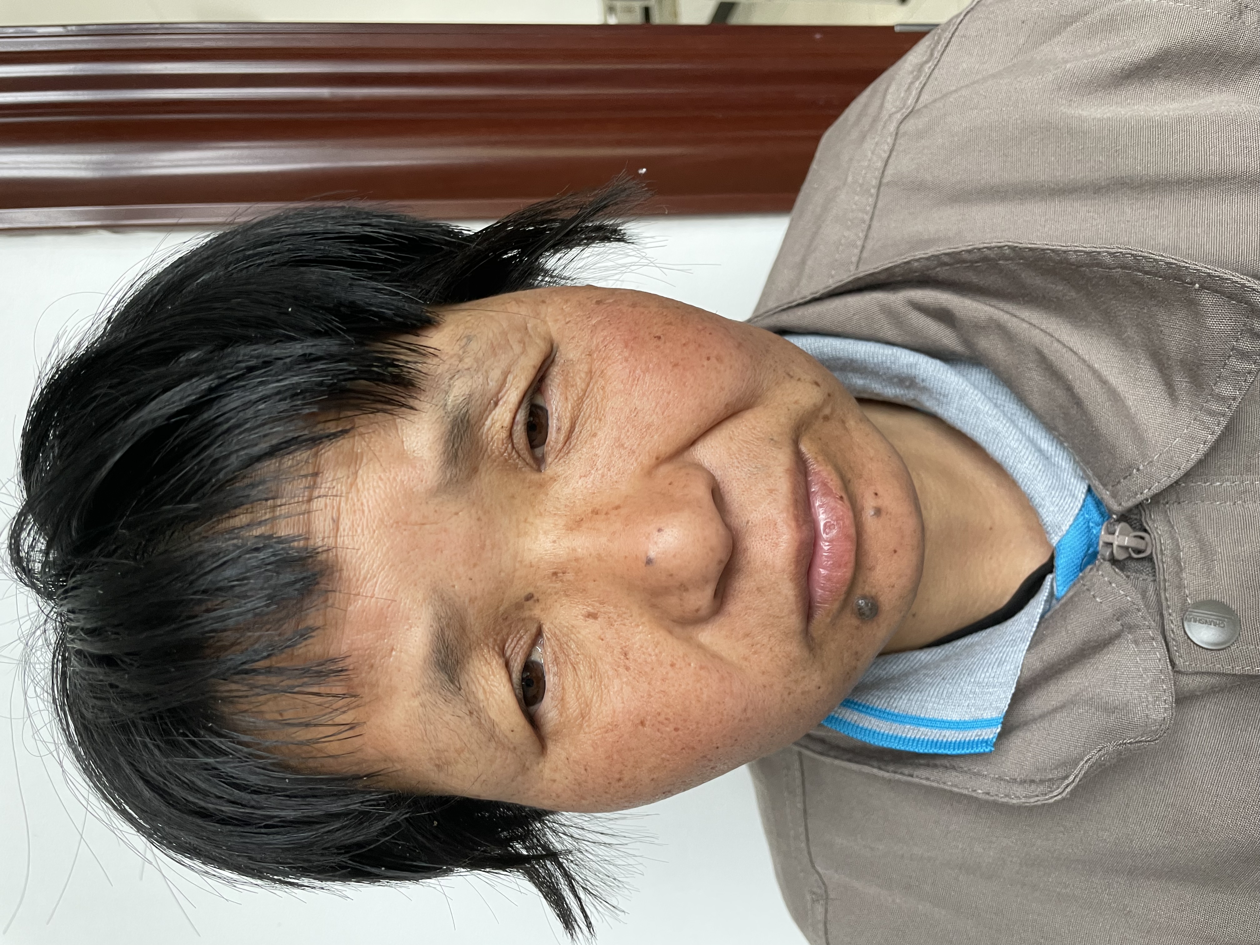 走失者照片 贵阳寻亲：五旬女子被救助，穿深灰色...